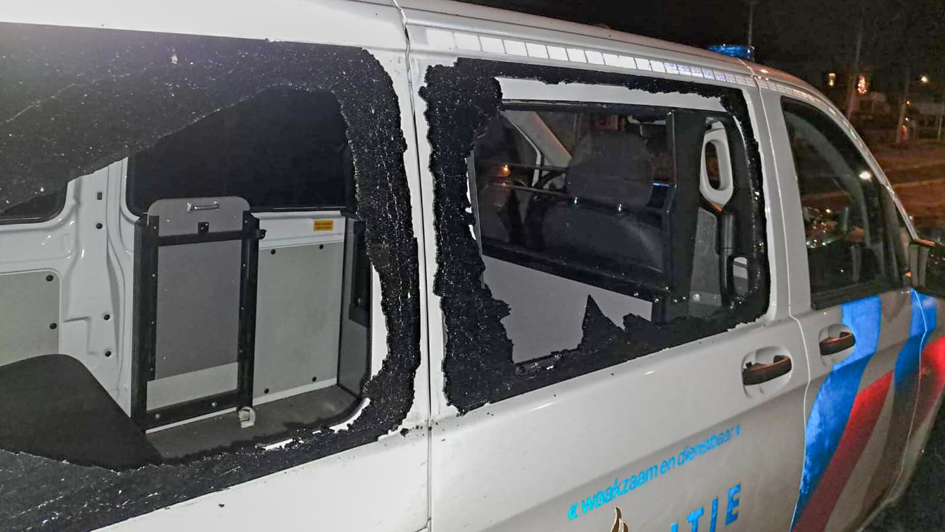 • In Nieuw-Lekkerland sneuvelden de ruiten van een politiebusje door vuurwerk.