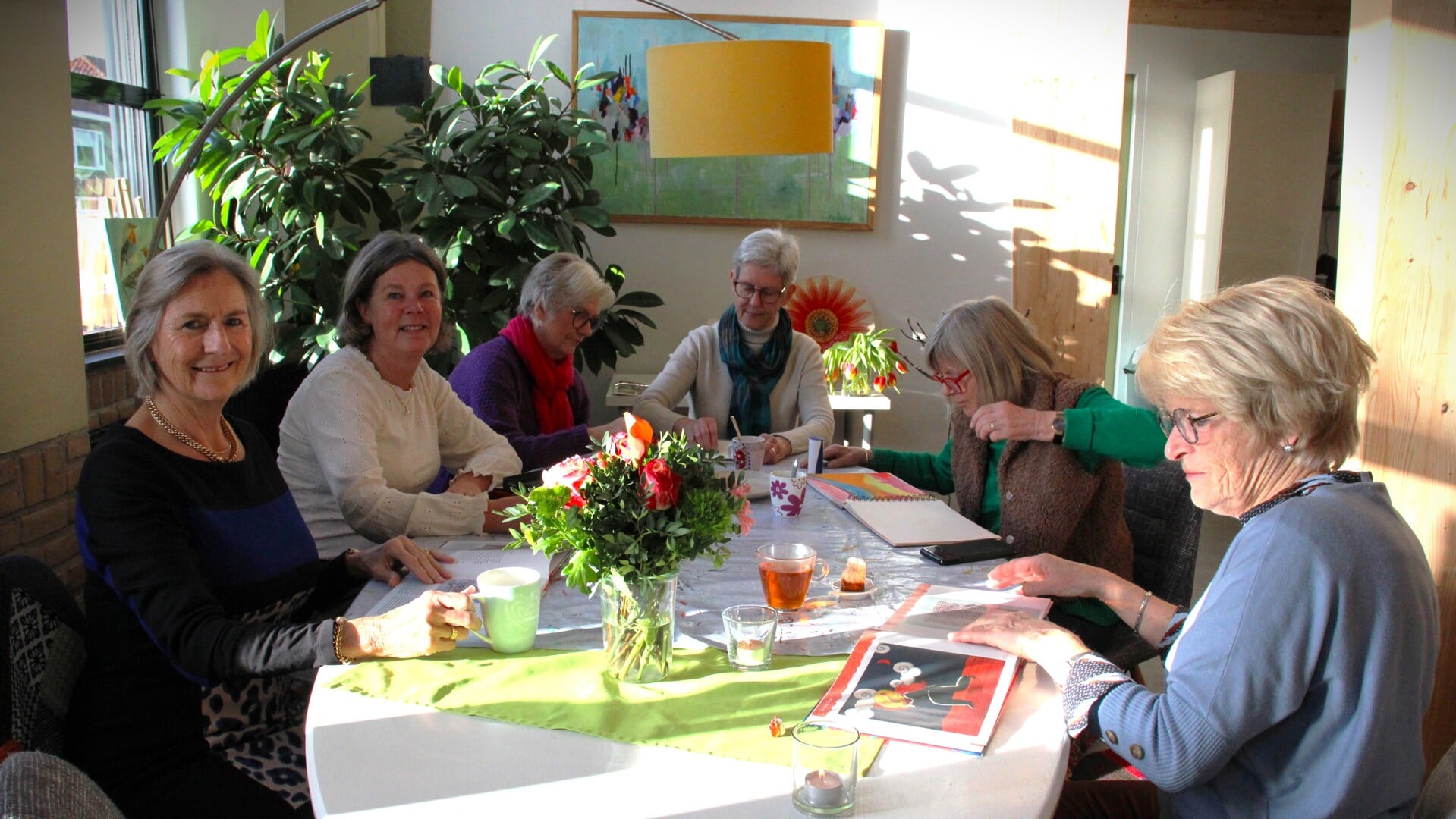 • Lotgenoten creatief bezig in het Toon Hermans Huis Rivierenland. Links op de foto: coördinator Ellen Hoenderop met naast haar coördinator Anja Schelling.