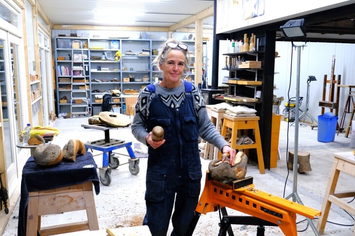 • Sytske de Jong in haar atelier annex werkplaats. De naam blijft hetzelfde: Atelier Mooi Werk.