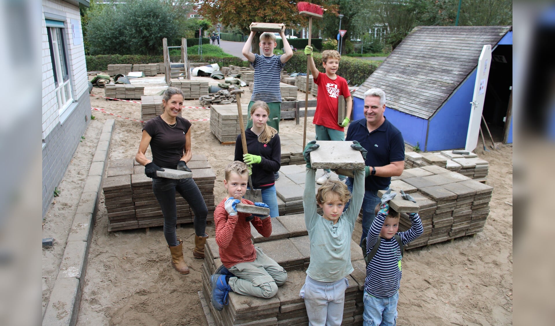 • Deze leerlingen hielpen vrijdagmiddag na schooltijd nog een handje met met het verwijderen van de tegels van het schoolplein.