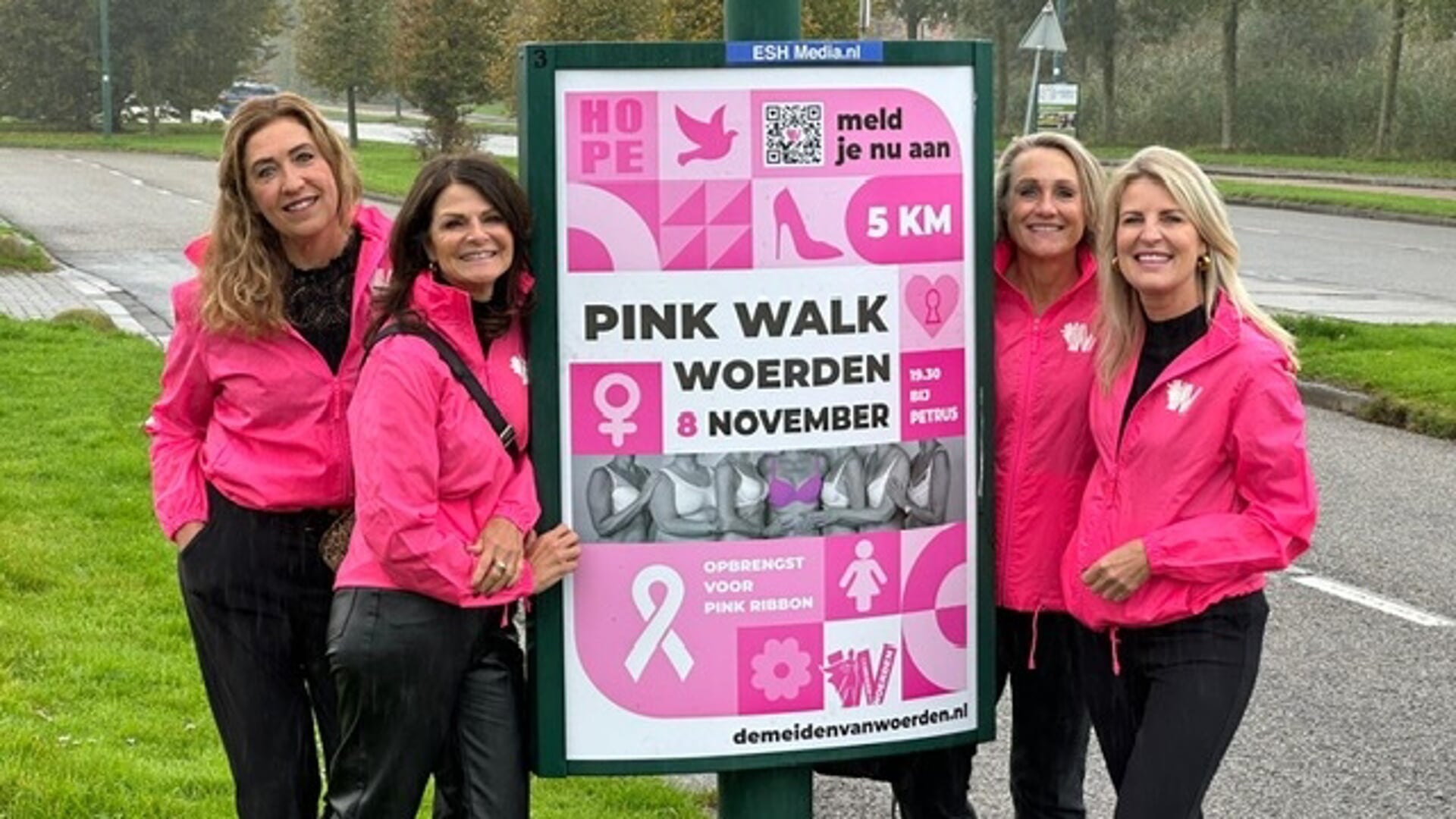 Ingeborg, Mireille, Fenny en Karin dagen je met de andere Meiden van Woerden uit voor de Pink Walk.