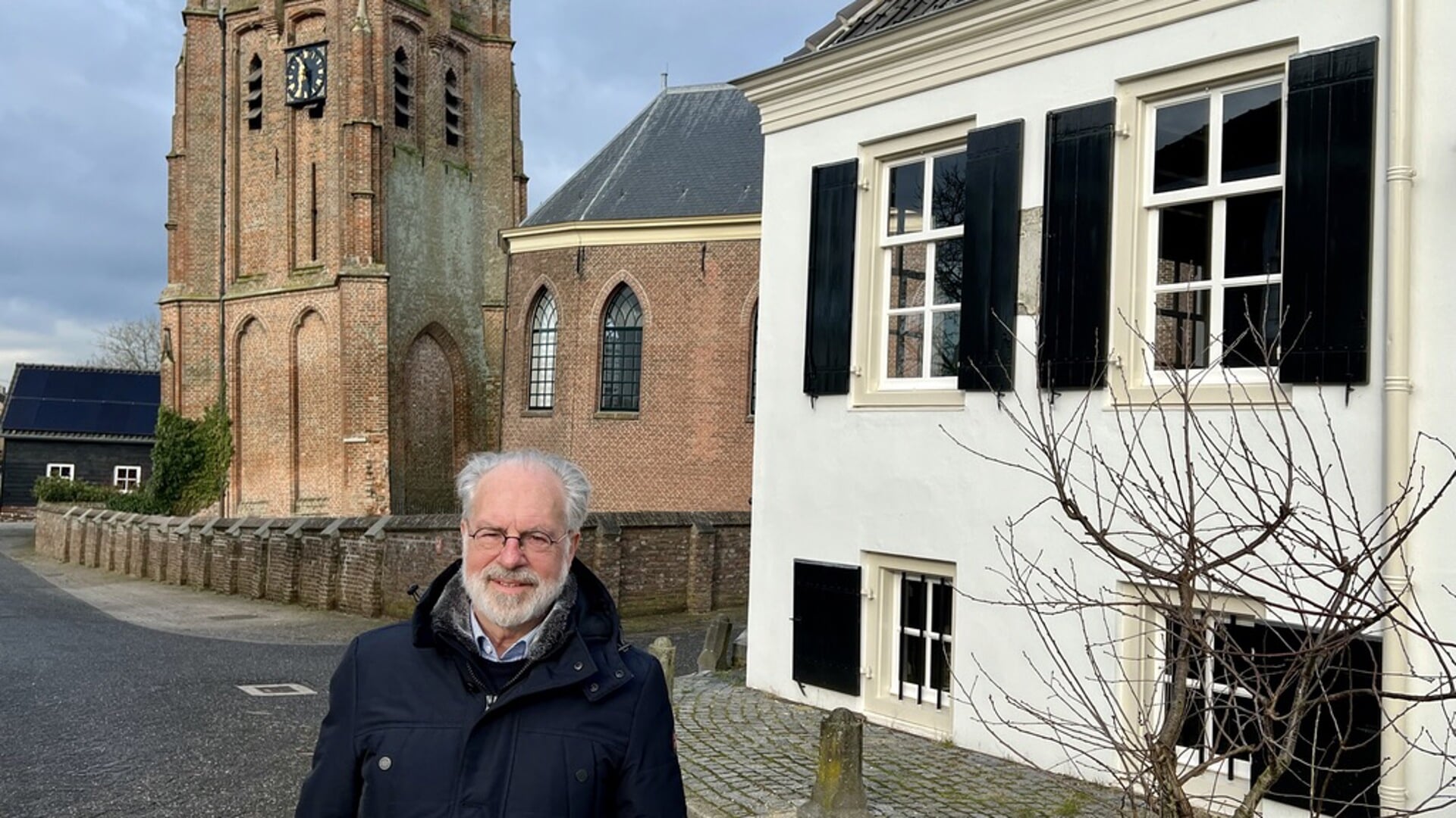 • Ds. Henk Dijk in het hart van zijn geliefde dorp Acquoy. 