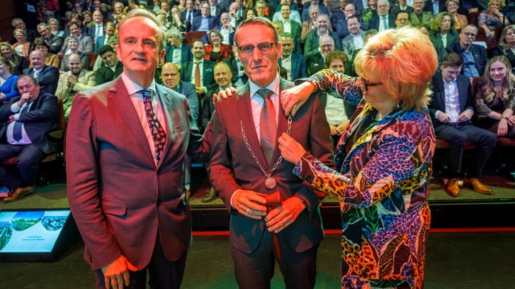 • Burgemeester Frank van der Meijden kreeg door locoburgemeester Carla Kreuk de ambtsketen omgehangen. Plaatsvervangend raadsvoorzitter Tom van Oostrom moest de hamer inleveren.