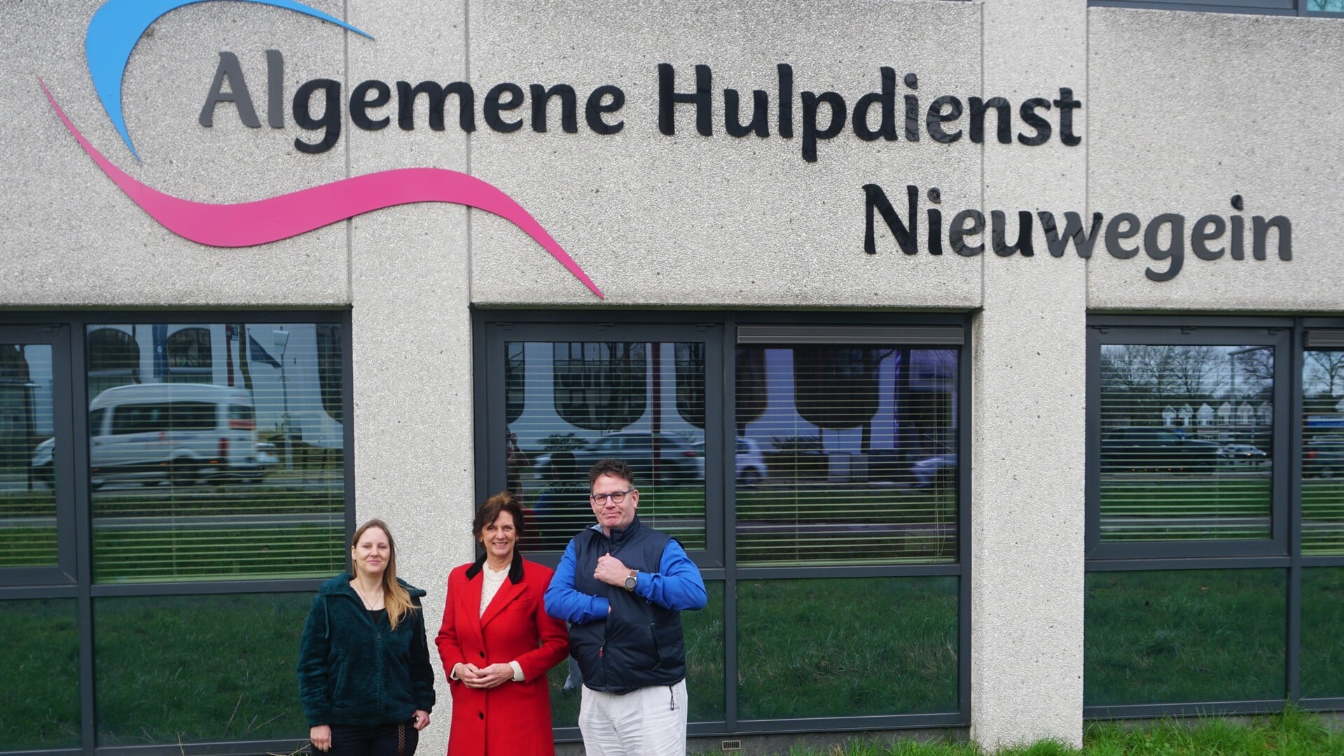 • v.l.n.r. vrijwilliger Wendy Tigges, directeur Tjitske Kuiper en vrijwiliger Paul Verdiesen voor het kantoor van de Algemene Hulpdienst Nieuwegein. 