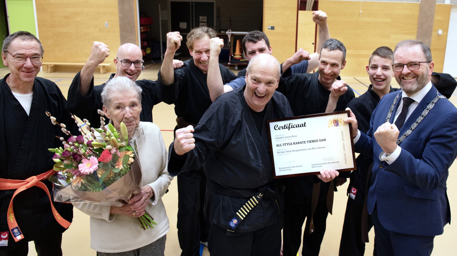 • Burgemeester Stoop verrast Leo Bron met hoogste onderscheiding karate.