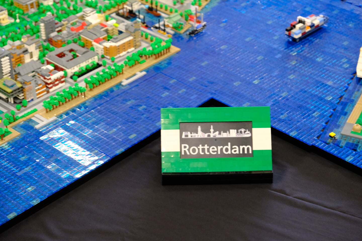 • Rotterdam, compleet met vrachtschepen en watertaxi's. 