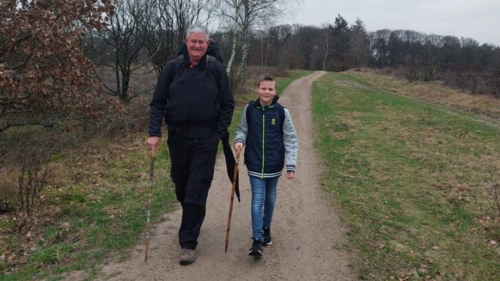 • Wethouder van Bezooijen, hier als 'doe-opa' tijdens een lange wandeling met één van zijn kleinzoons. 