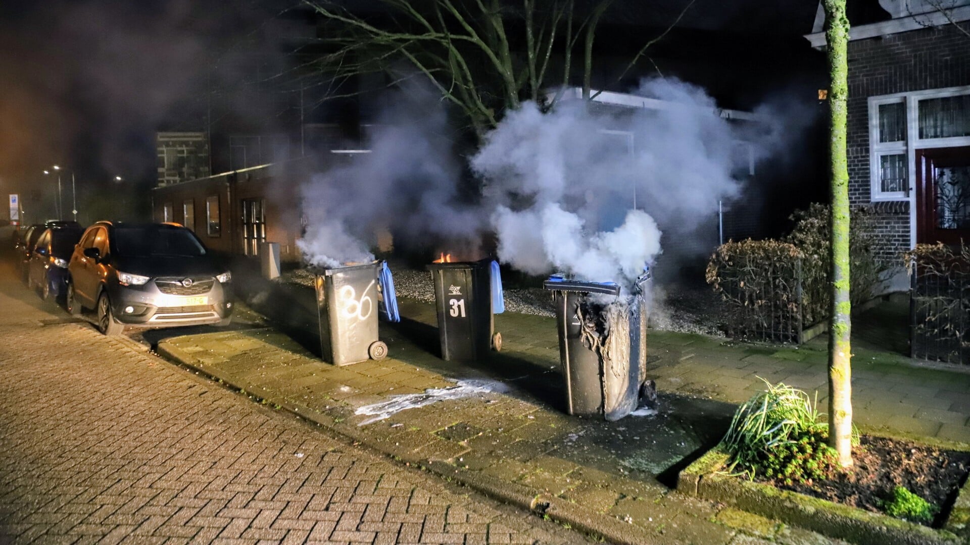 • Aan het Molenstraatje in Tiel zijn op zaterdag rond 06.40 uur op verschillende plekken papiercontainers in brand gestoken.