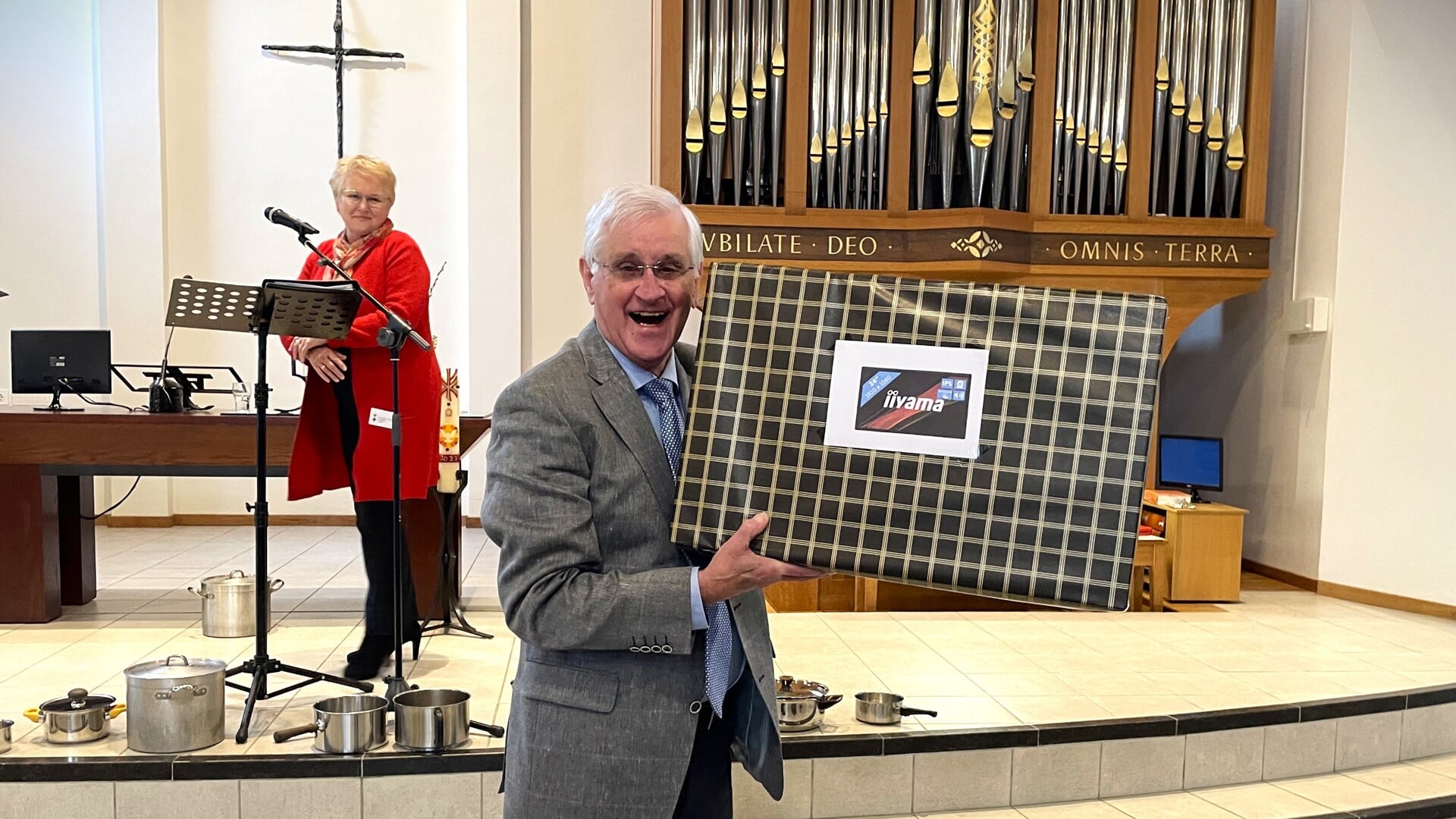 • 'Orgelman' Jan Roos werd flink verwend met cadeaus bij zijn afscheid.