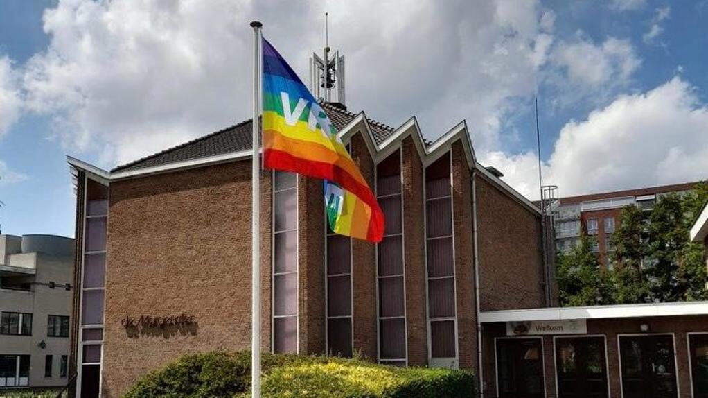 Vandalen-stelen-voor-vierde-keer-vredesvlag-bij-Morgensterkerk-in-Papendrecht---Dit-voelt-als-een-belediging-