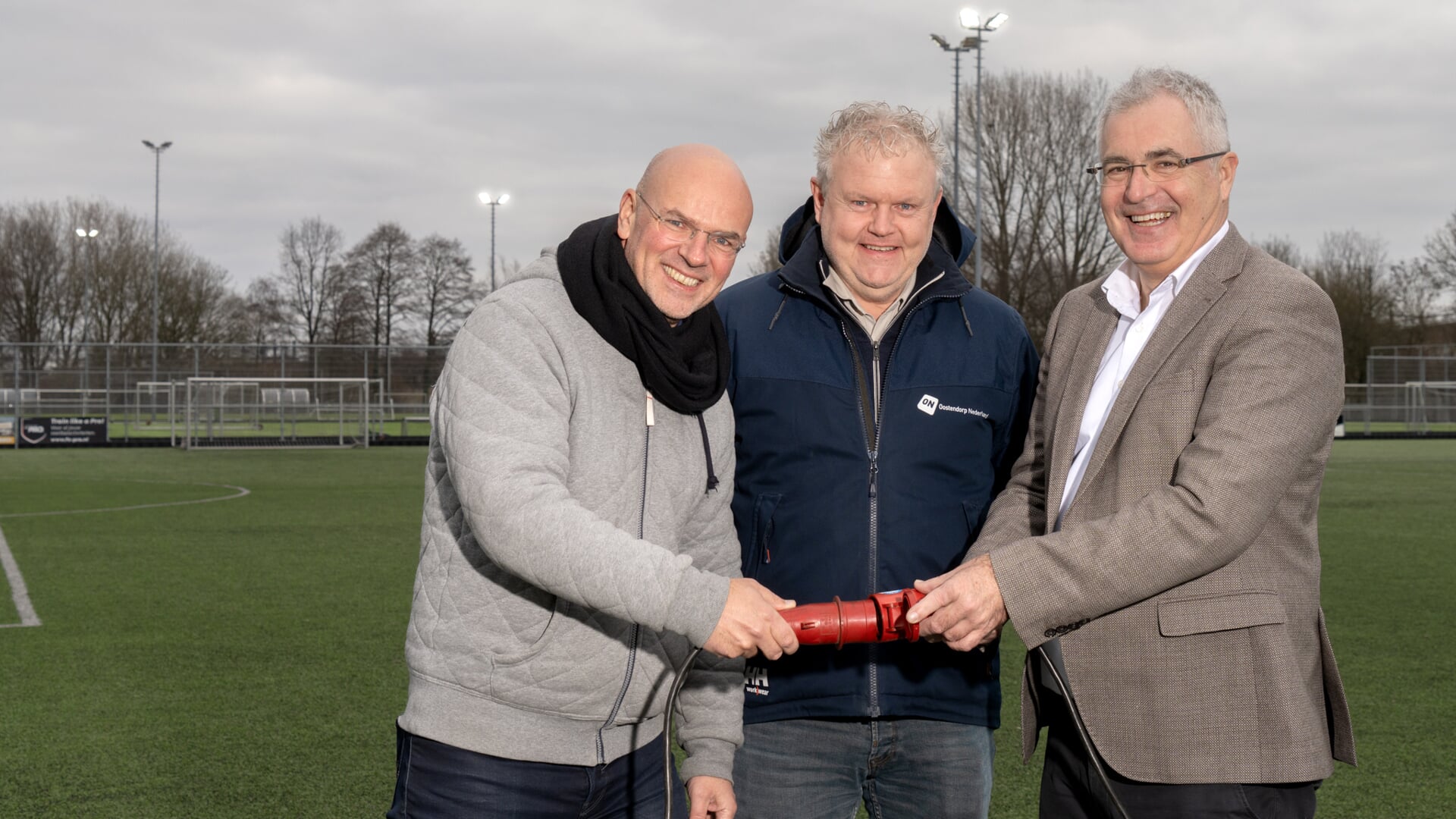 • Op de foto van links naar rechts: Martijn Kemp (voorzitter voetbalvereniging VEP), Jan Willem de Boer (directeur Oostendorp Nederland Sportveldverlichting) en wethouder Arjan Noorthoek (sport).