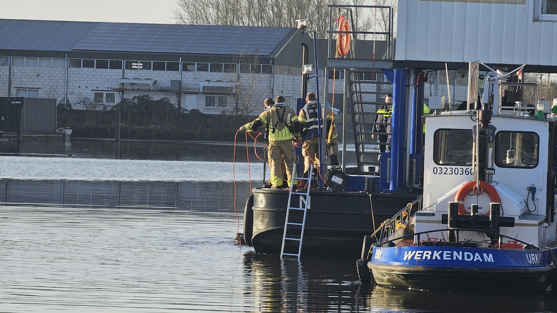 Hulpdiensten hebben donderdagochtend rond 09.30 een persoon uit het water gehaald.