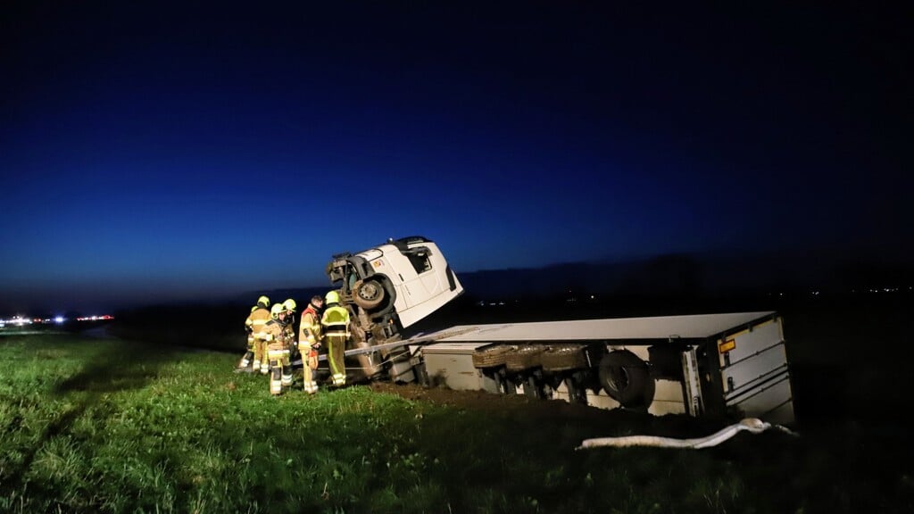 • Vrachtwagen met trailer belandt in de sloot A15 Herwijnen.