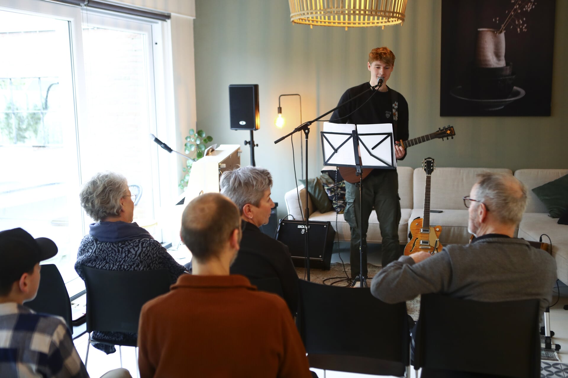 • Optreden van zanger Mani Grootscholten tijdens Gluren bij de Buren in Nieuwegein.