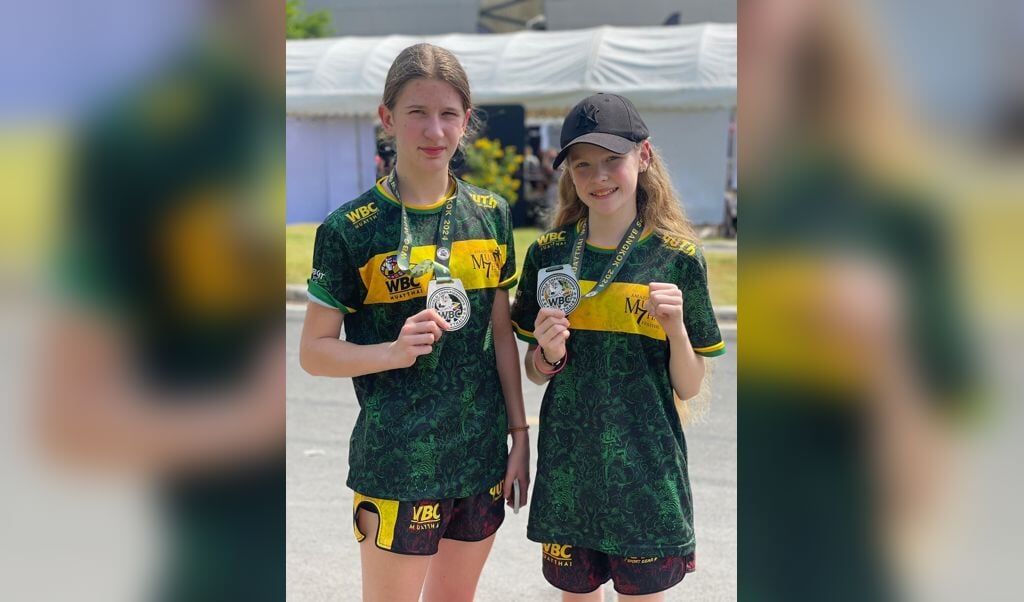 • De twee zusjes Diamara (vijftien) en Dianora (twaalf) Hak uit Culemborg reisden afgelopen week af naar Thailand.