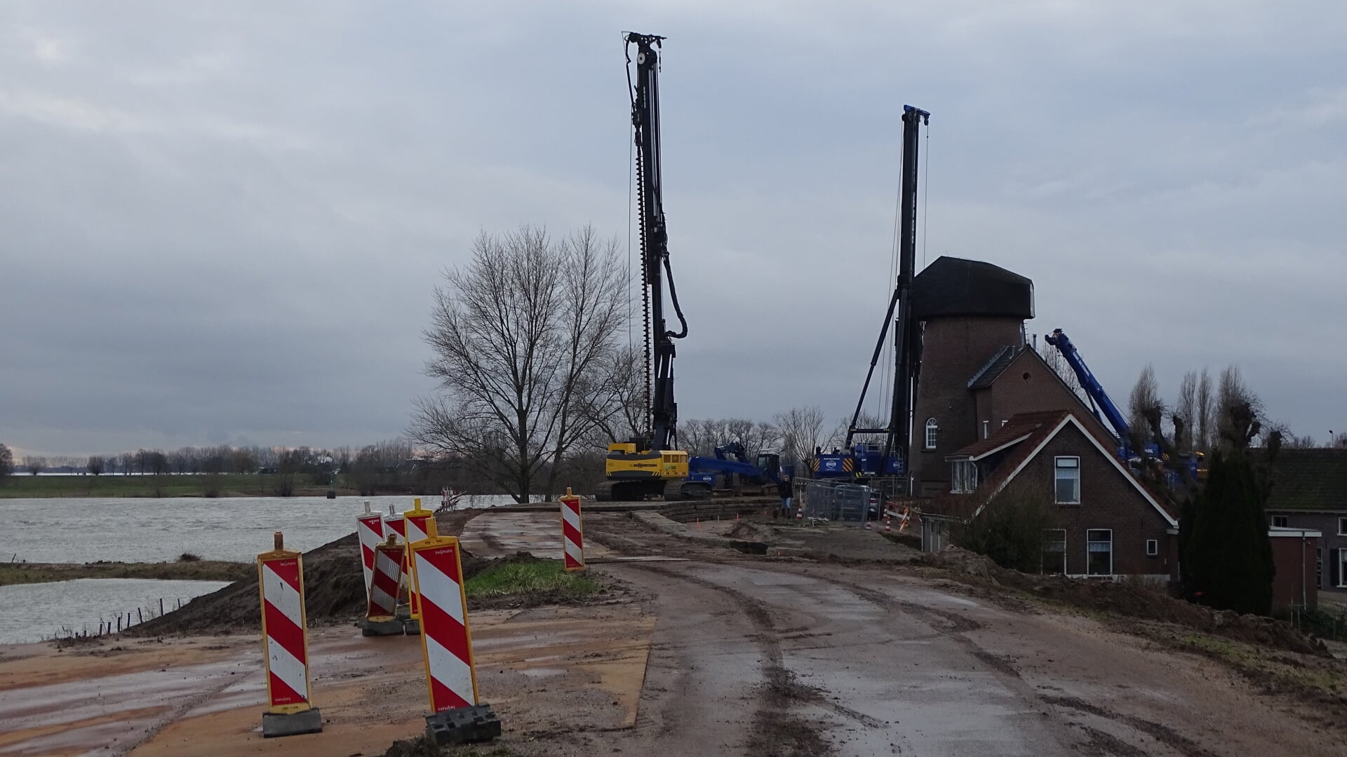 • Het lijkt wel of de molen in Herwijnen eindelijk weer wieken krijgt. 