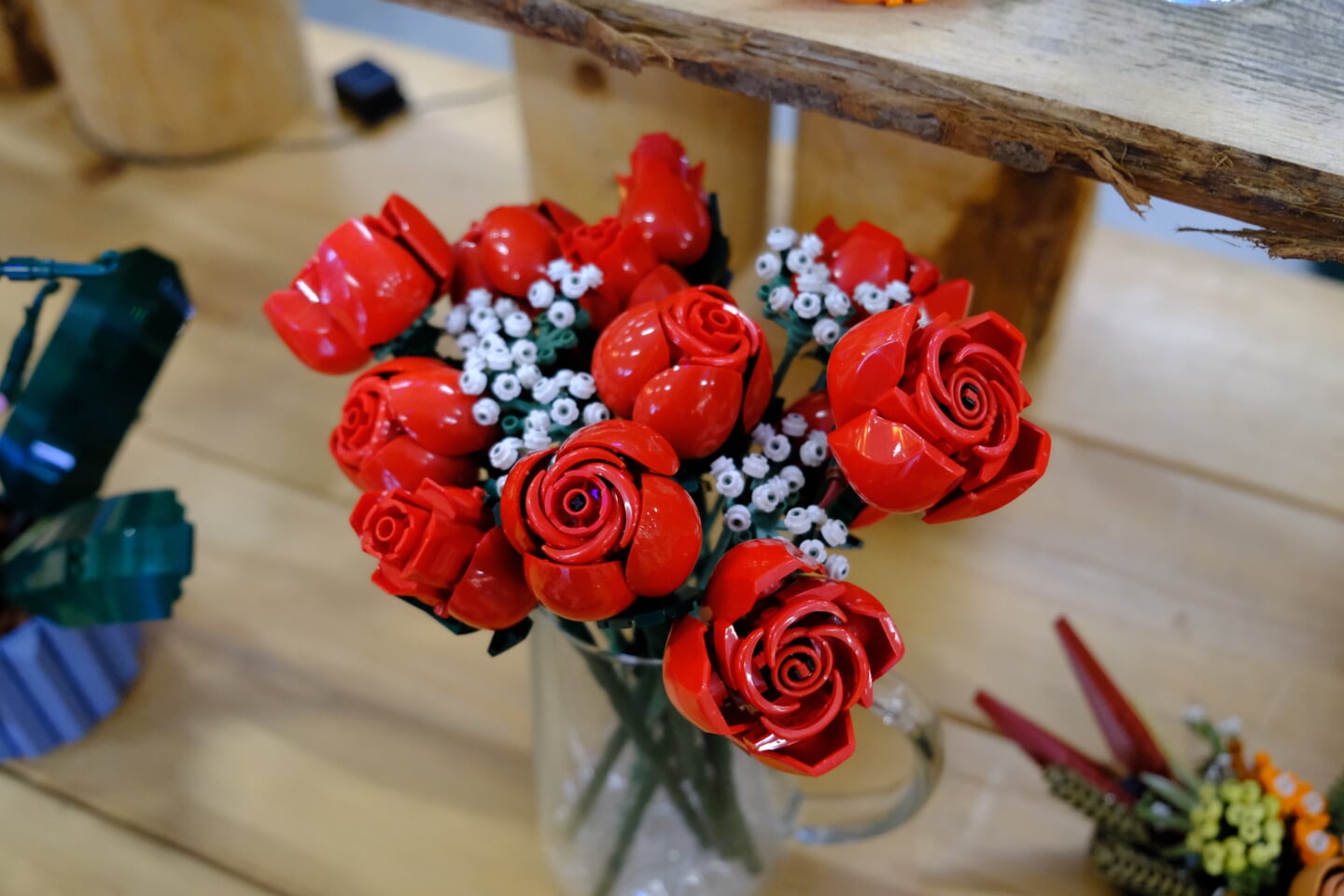 • Rode rozen van Legoblokjes. 