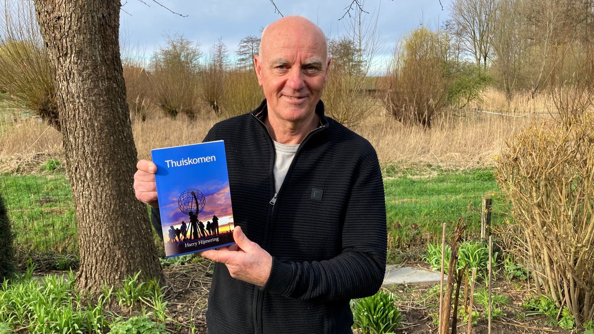 • Harry Hijmering (68 jaar) uit Giessen met zijn boek 'Thuiskomen'.