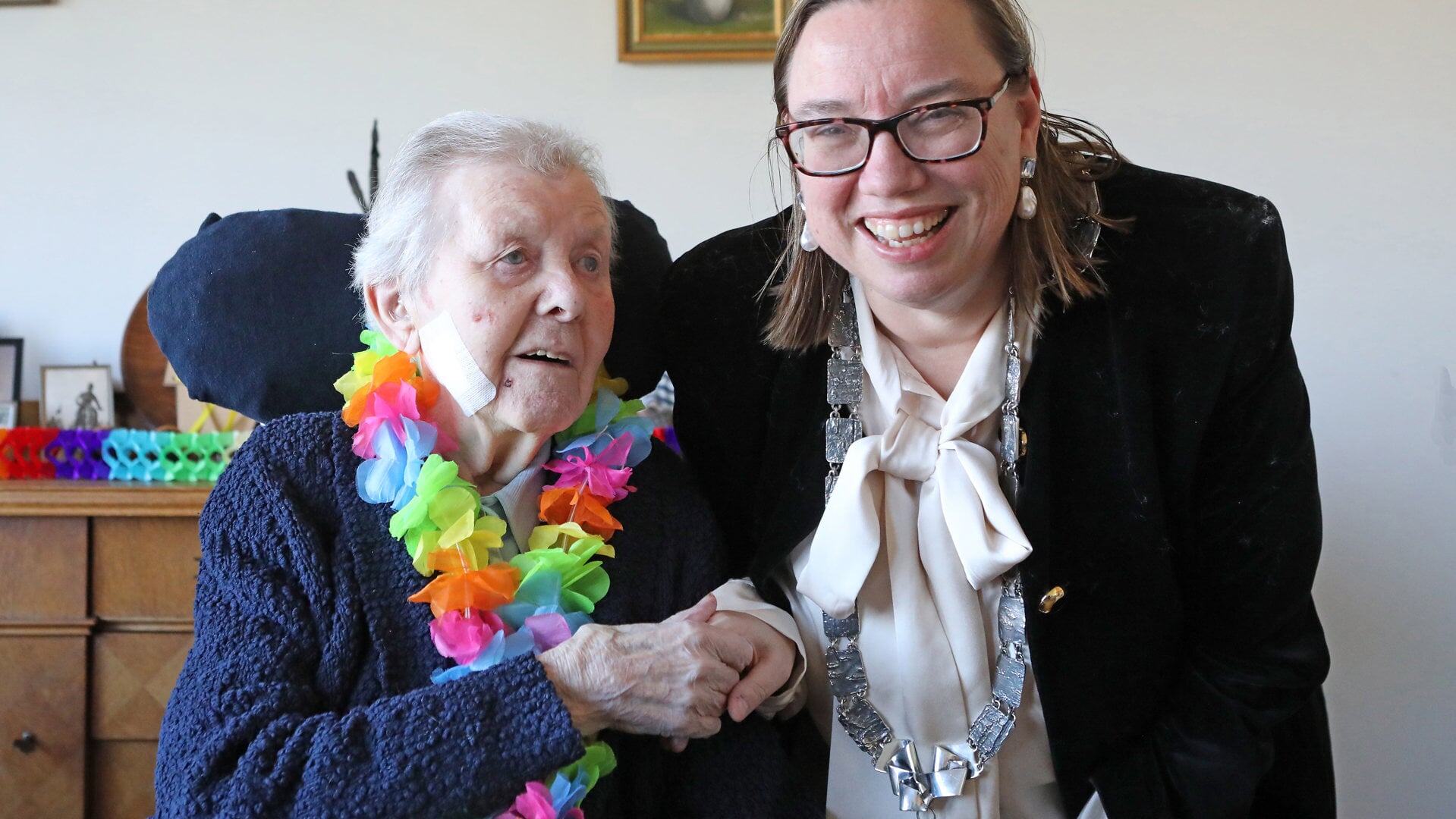 • Jacoline Hartman ging als loco-burgemeester langs bij de 101-jarige W.M.H. van As-Kloek uit Geldermalsen.