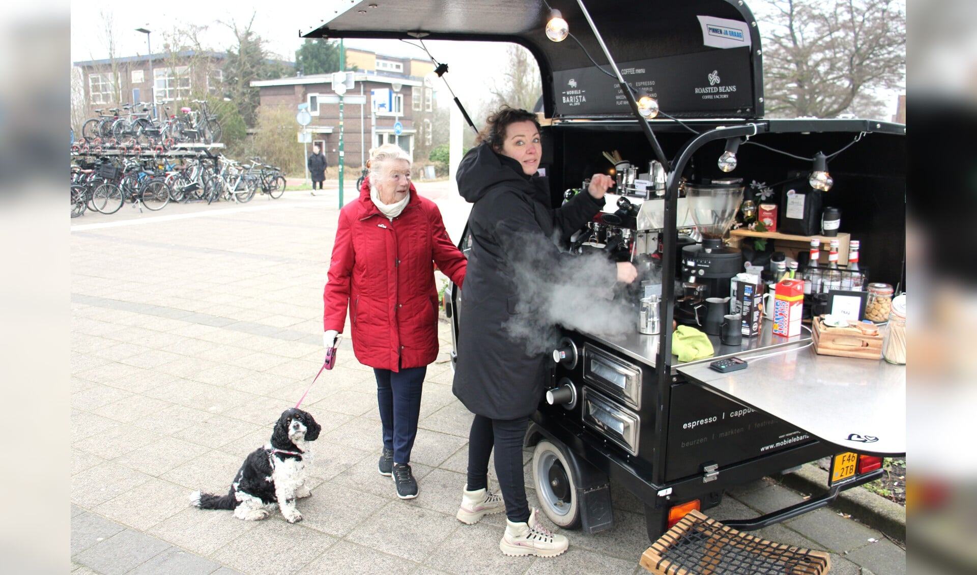 • Marlies van Vliet maakt een kopje koffie voor één van haar vaste klanten die tijdens het uitlaten van de hond altijd even langskomt.