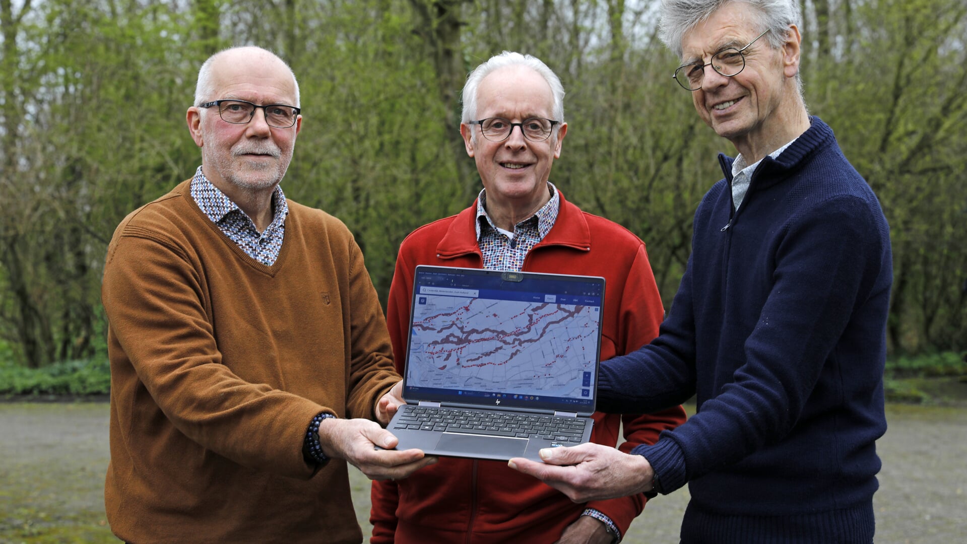 • Wim den Besten, Jan Boele en Jacques Verhagen tonen de website van HANCA.