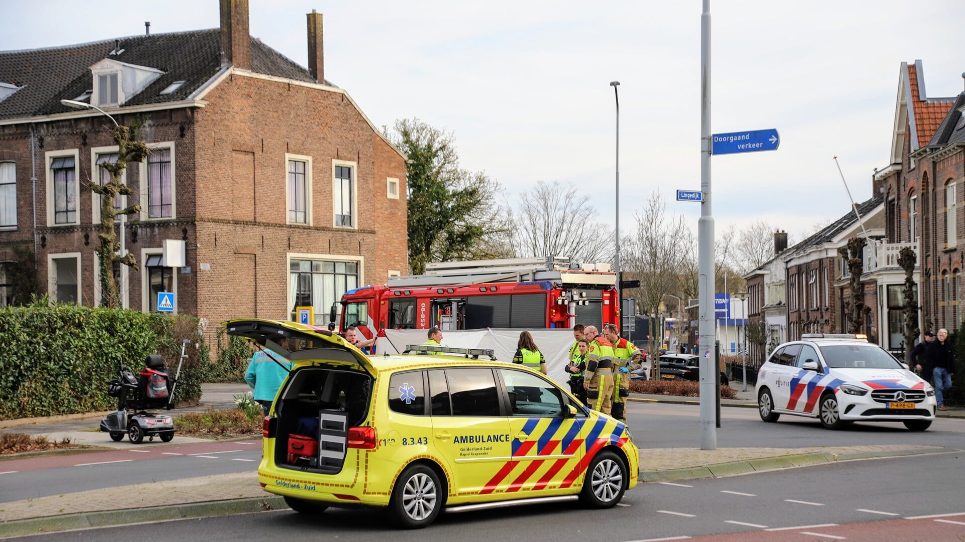 • Het ongeval vond plaats op de kruising van de Lingedijk met de Stationsstraat.