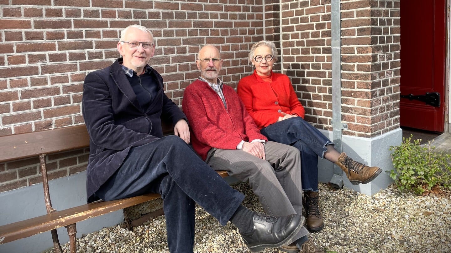 • Kunstenaars Bram Herens, Hans Verwaal en Els Korevaar bij de Remonstrantse Kerk.