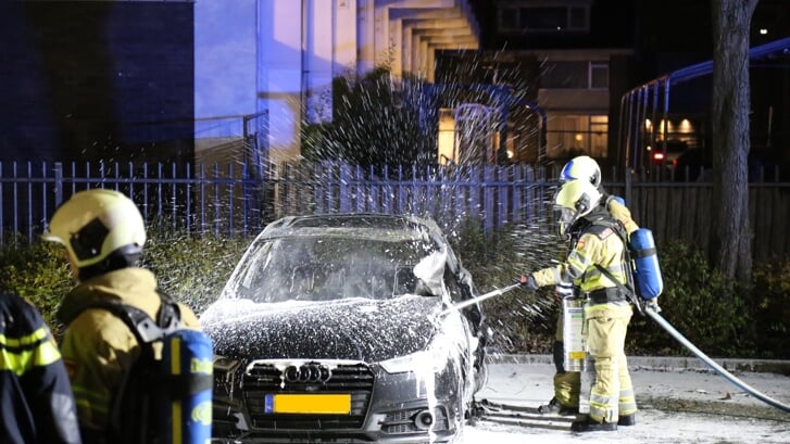 • Audi aan de Sluyterslaan in Nieuwegein brandt volledig uit.
