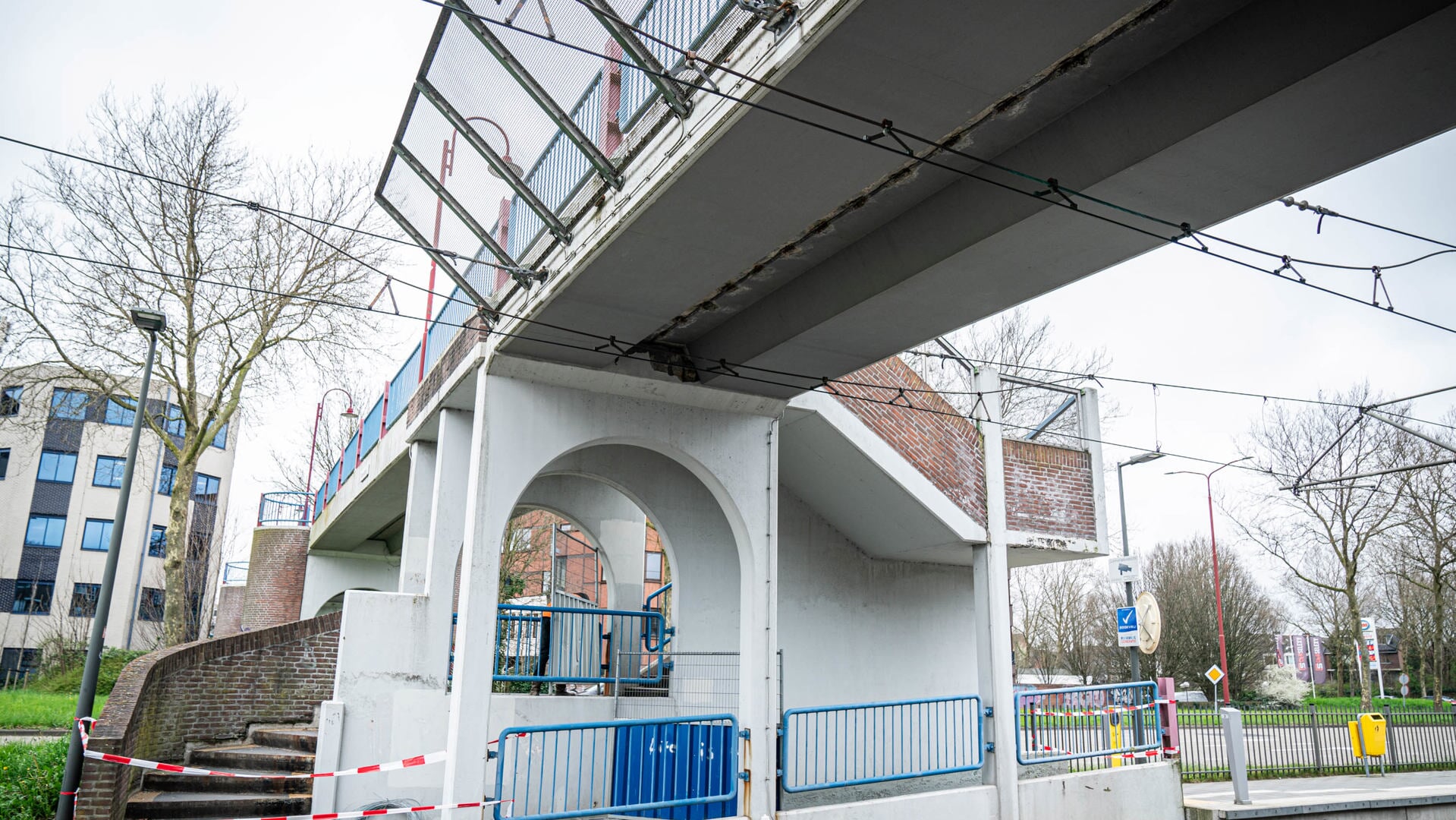 • Aan de onderkant van de loopbrug (Muntplein en de Sonatelaan) is goed te zien dat er sprake is van afgebrokkeld beton.