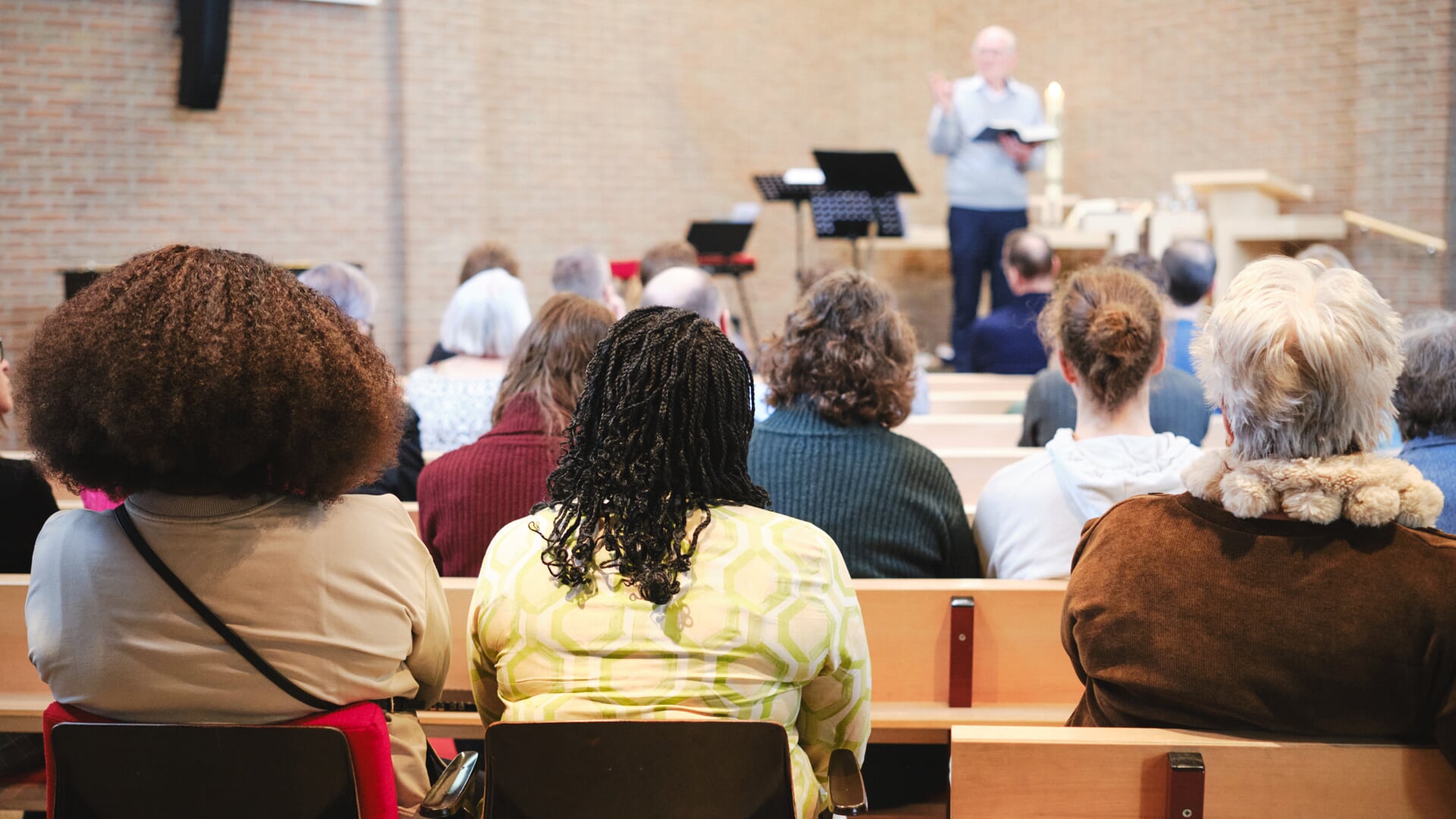 • Predikant Andre Jansen hield (in het Engels) een overdenking tijdens de eerste bijeenkomst van de International Church Woerden.