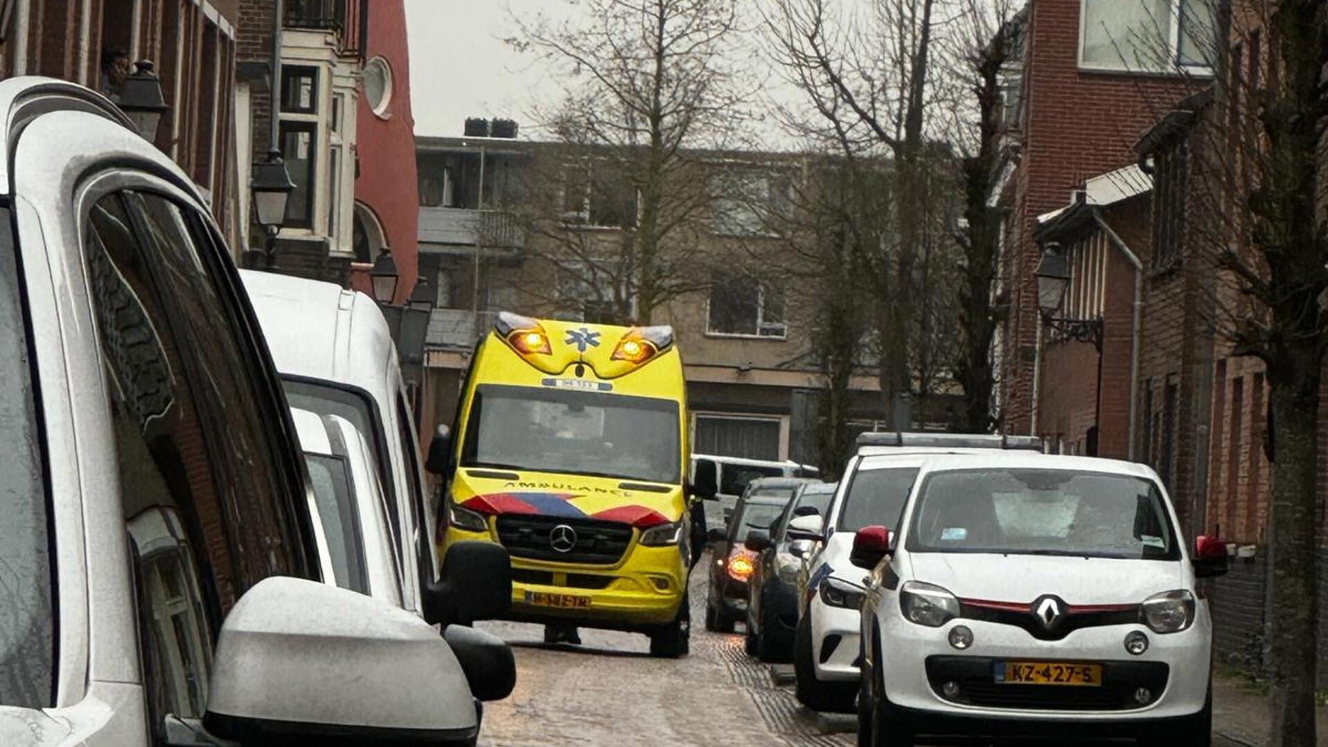 • De ambulance nam de gewonde fietser ten controle mee naar het ziekenhuis. 