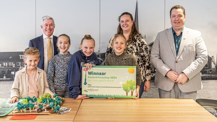 • Timo, Lieke, Juliette en Esmee, samen met juf Sarah en wethouders Leo Barth en Wisja Pannekoek.