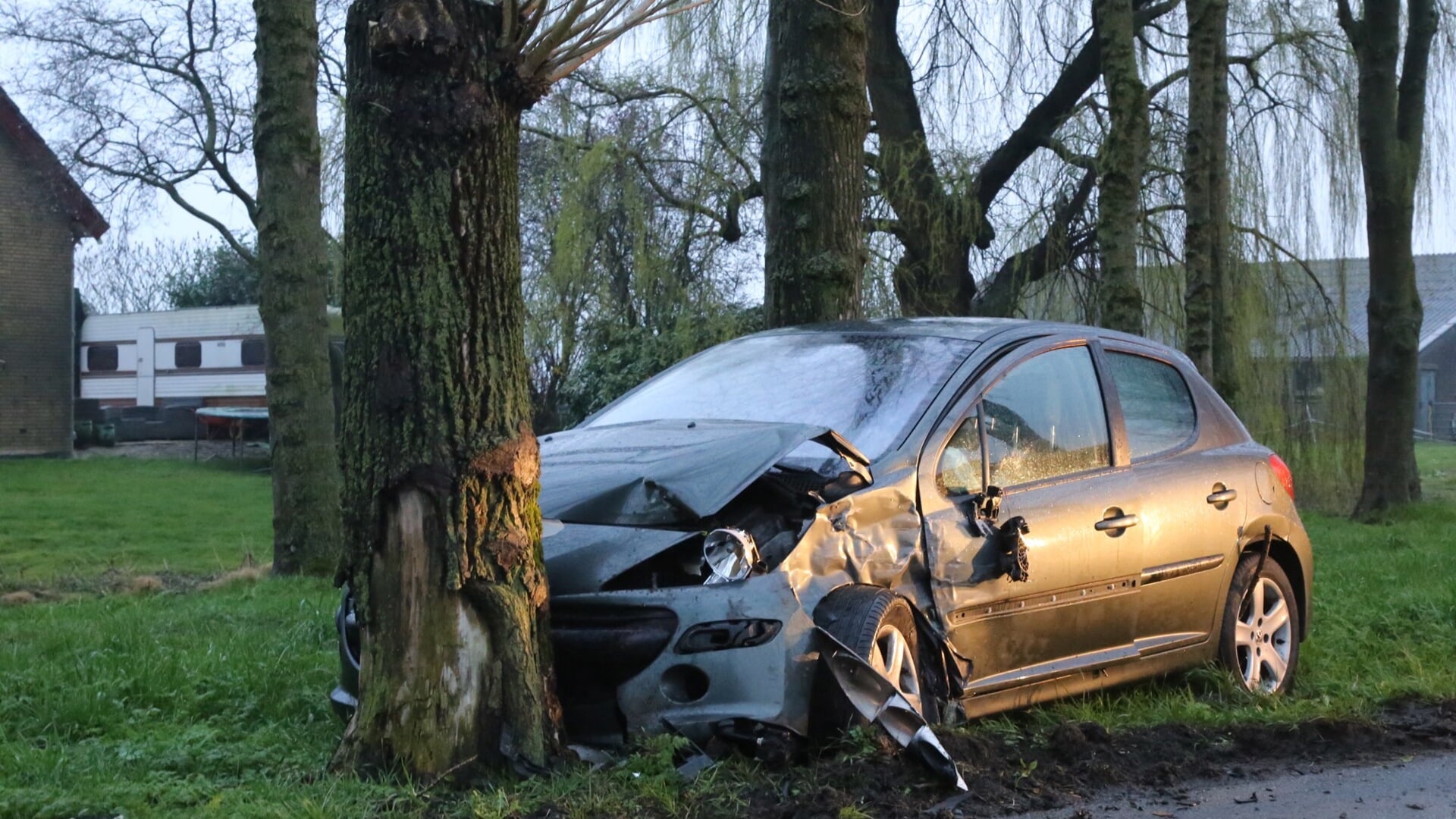 • De auto kwam na het ongeval aan de Overboeicop tot stilstand tegen een boom.
