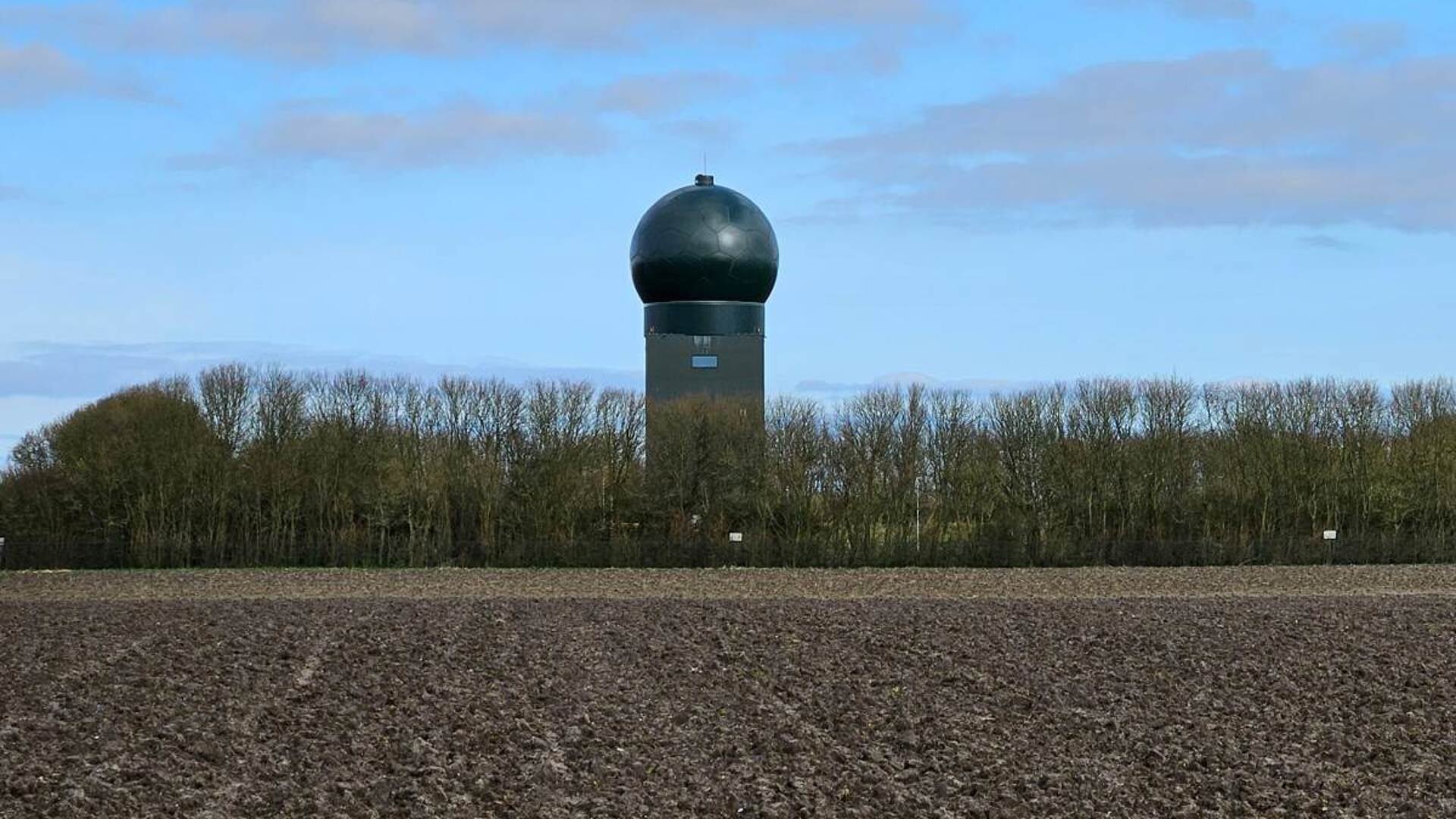 • De SMART-L radar in Wier (Friesland). 