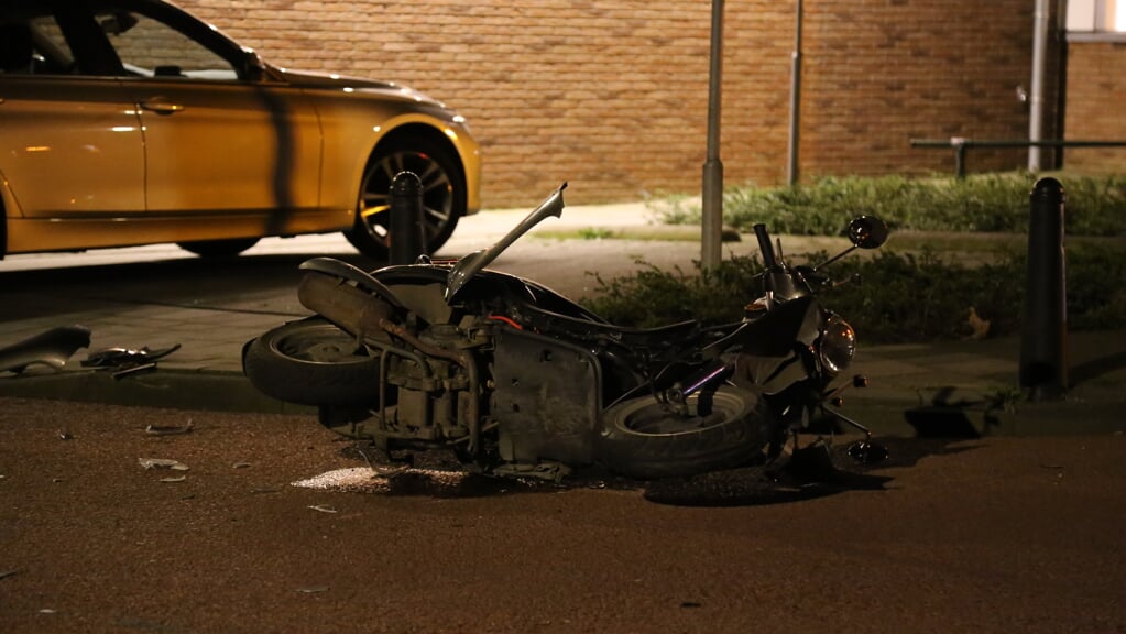 • De scooter raakte zwaar beschadigd. 