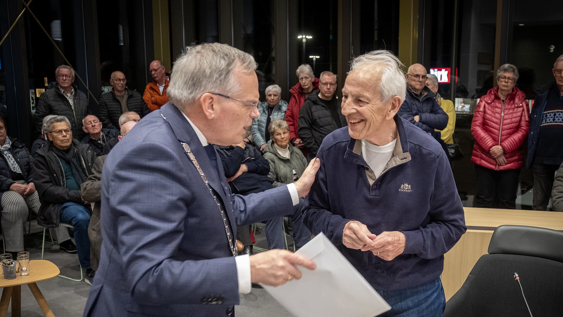 • Burgemeester Jan Luteijn neemt de petitie in ontvangst van Frits van der Heijden.