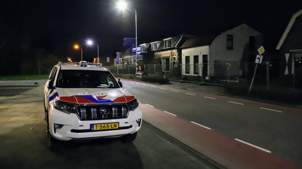 • De politie heeft vrijdagavond rond 21.00 vijf personen uit een woning aan de Papesteeg in Tiel gehaald.