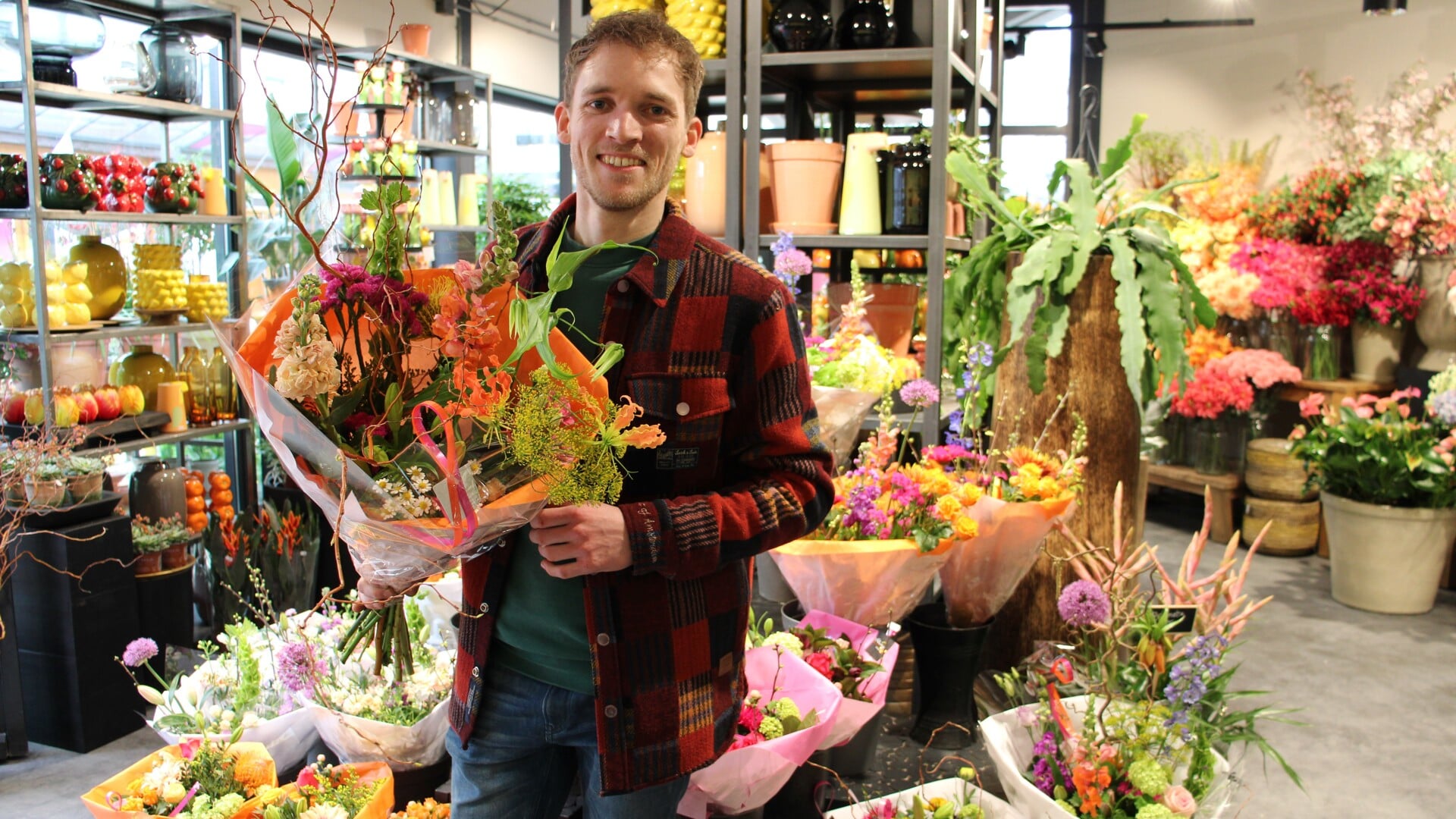 • Niels de Jong in de nieuwe winkel van Natuurlijk Bloemen.