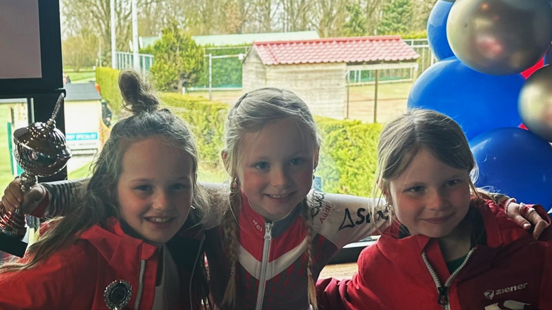 • Het erepodium voor de meisjes onder de 8 jaar van Skiteam Nieuwegein.