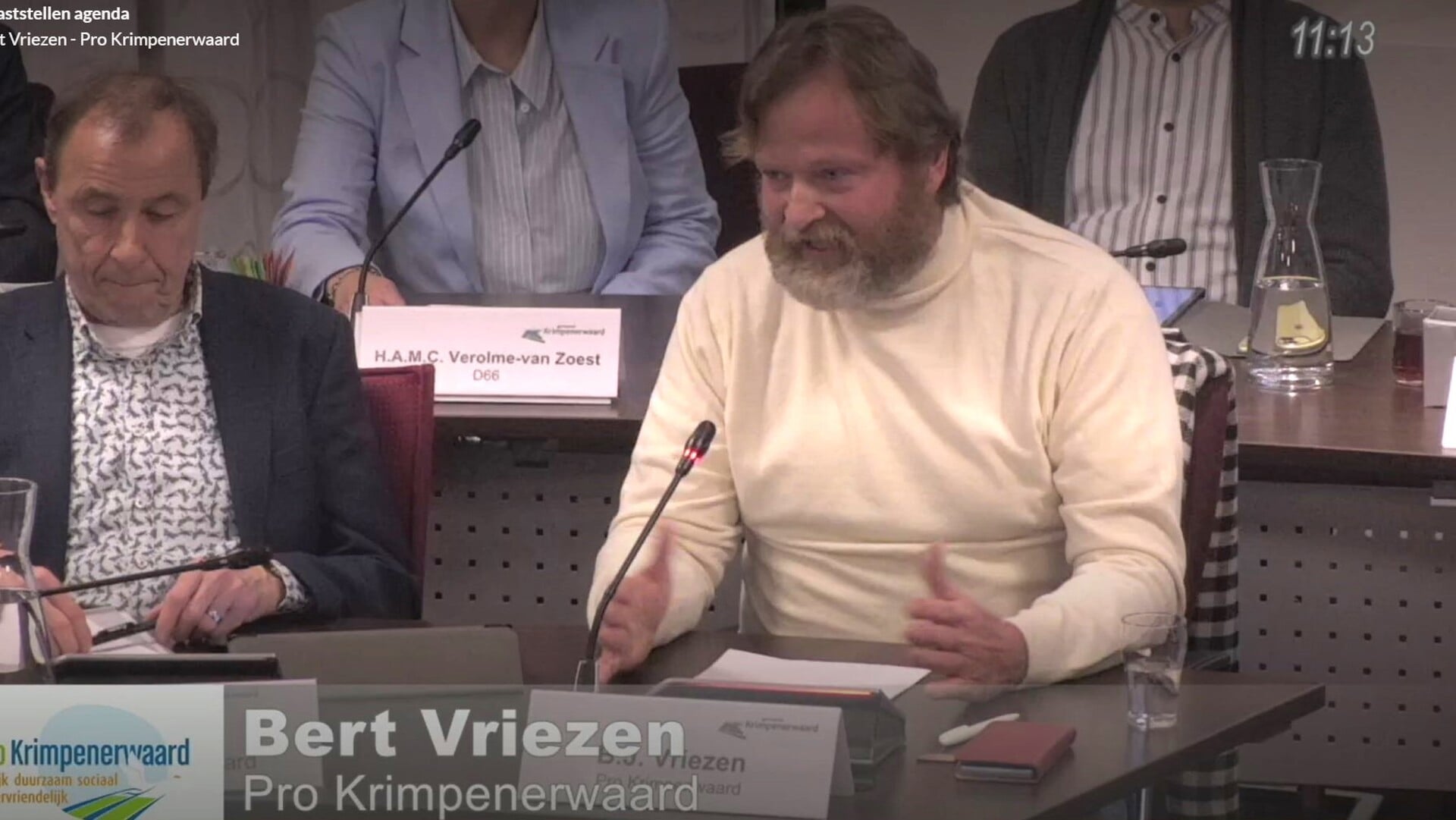 • Raadslid Bert Vriezen tijdens zijn toelichting.