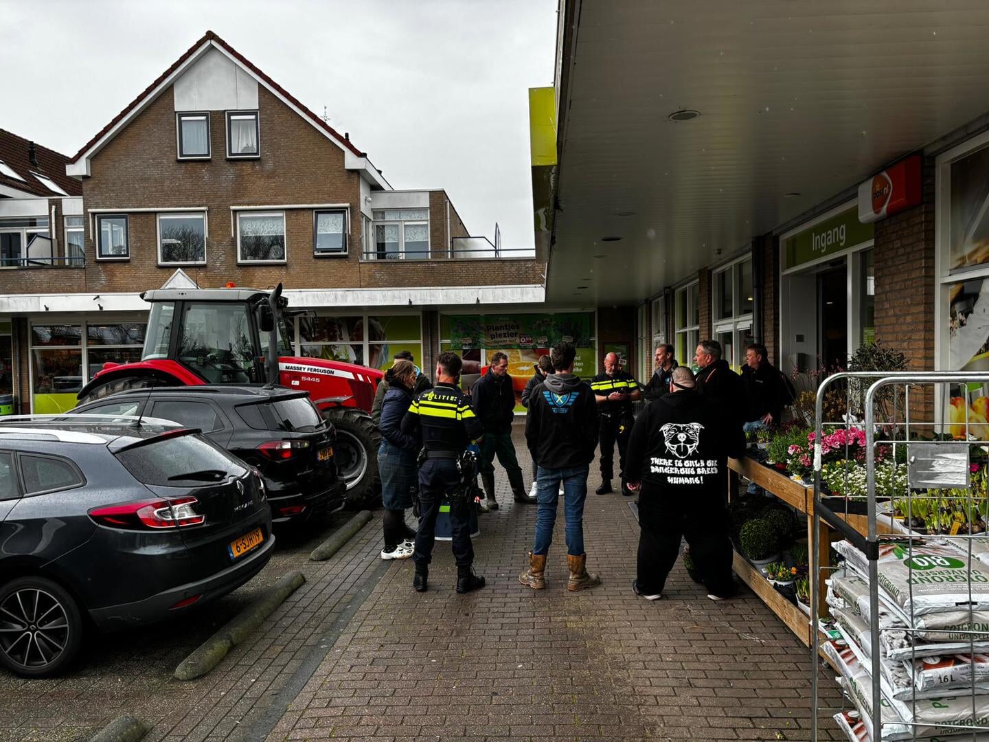 • Het protest bij de Plus-supermarkt in Ouderkerk aan den IJssel.
