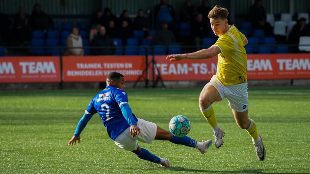 • Lukas Bos snelt langs een Rijsoord-speler.