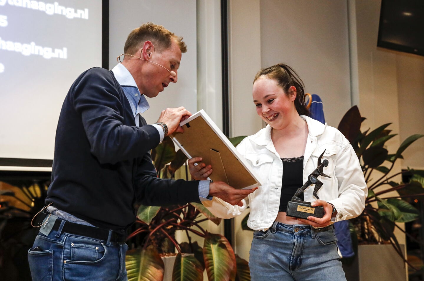 • Jochem Uytdehaage reikt de prijs voor talent van het jaar uit aan Elena Poppelaars.
