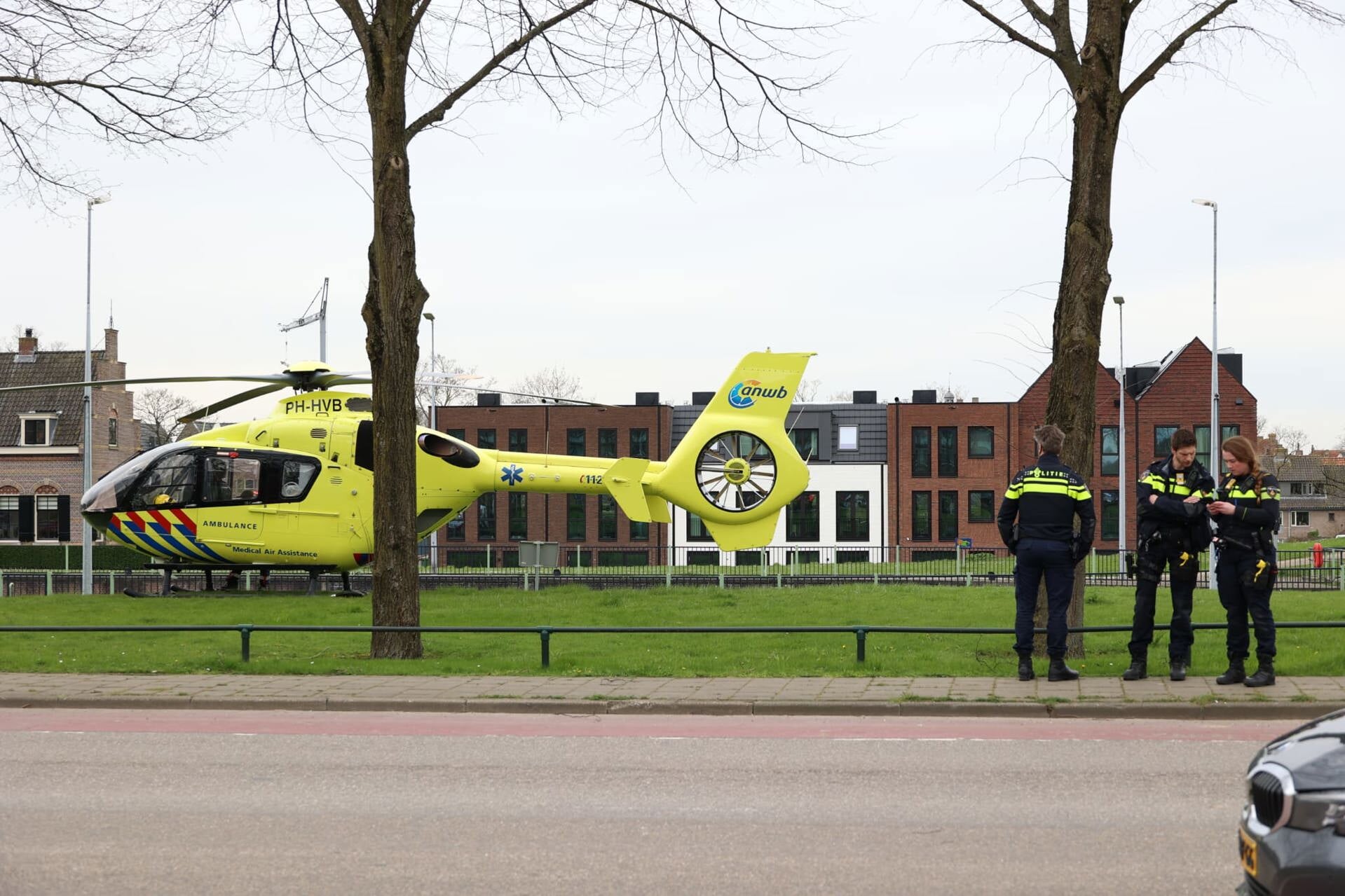 • De traumahelikopter landde langs de Jan van Blankenweg. 