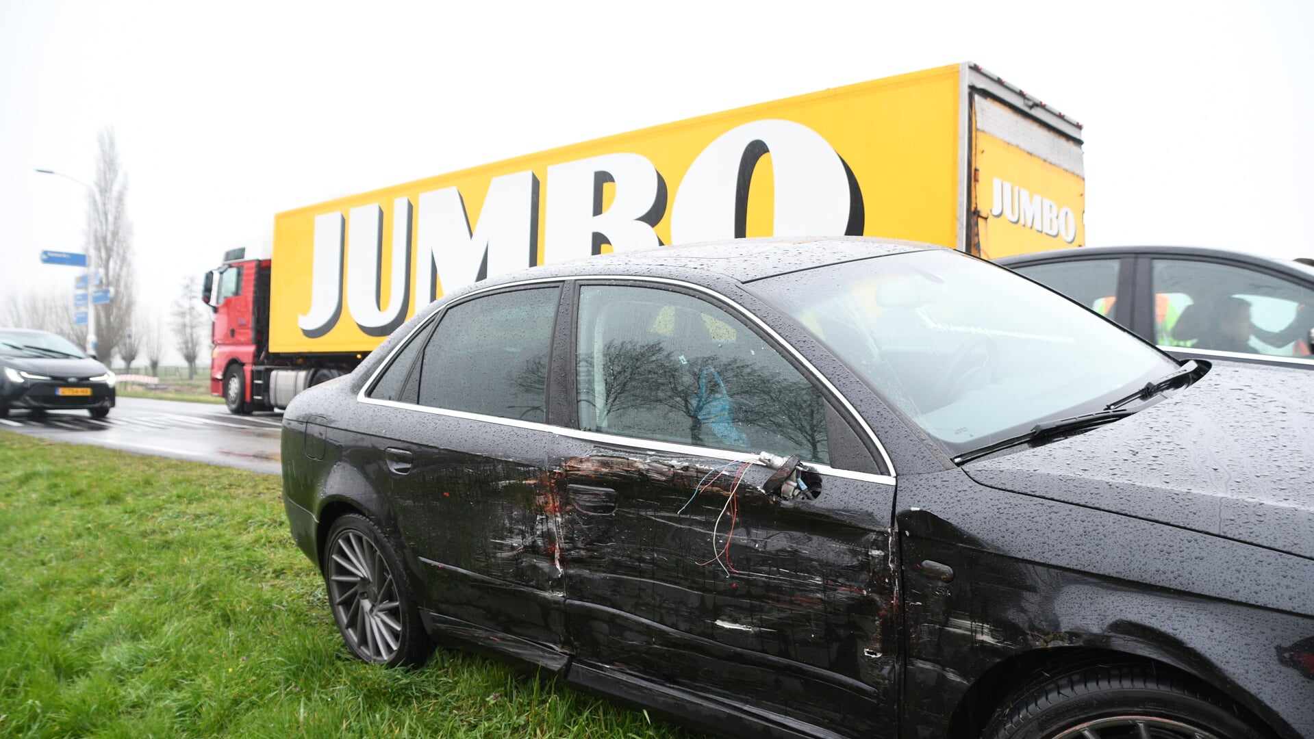 • De auto was flink beschadigd als gevolg van het ongeluk. 