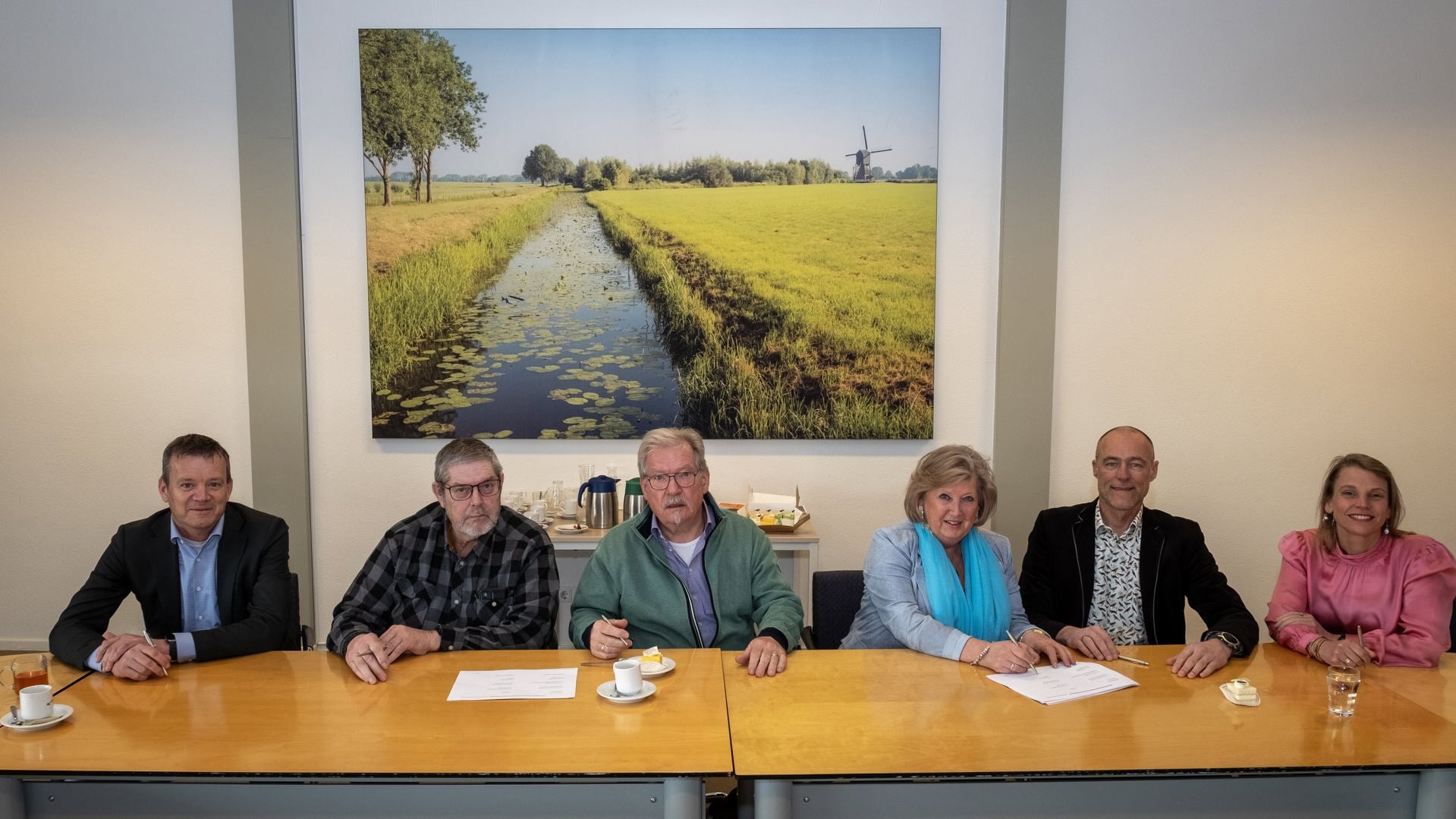 • Wethouder Ria Boere tekent prestatieafspraken met vertegenwoordigers van woningcorporaties en huurdersverenigingen.