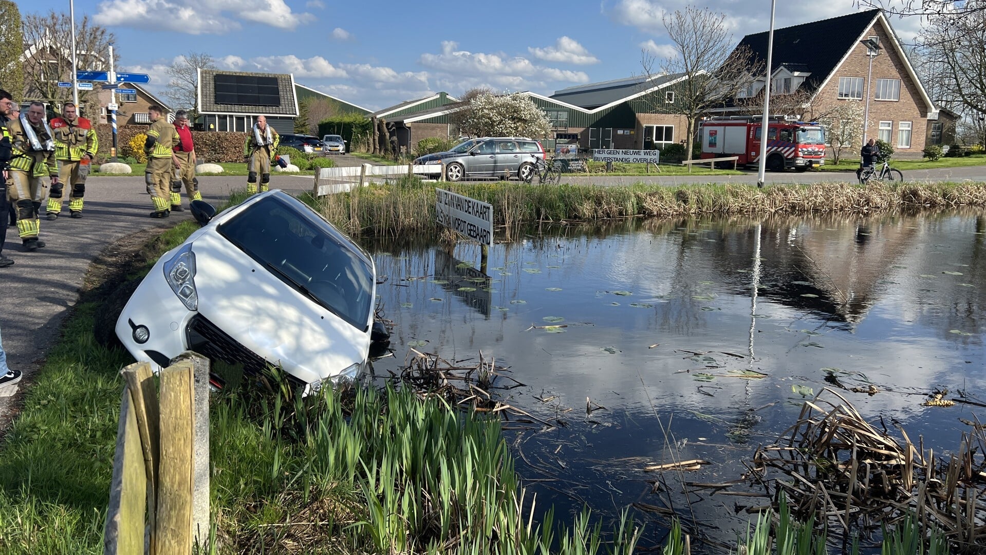 Een automobilist kwam vanmiddag rond 15.20 in het water terecht aan de Zwarteweg in Reeuwijk. 