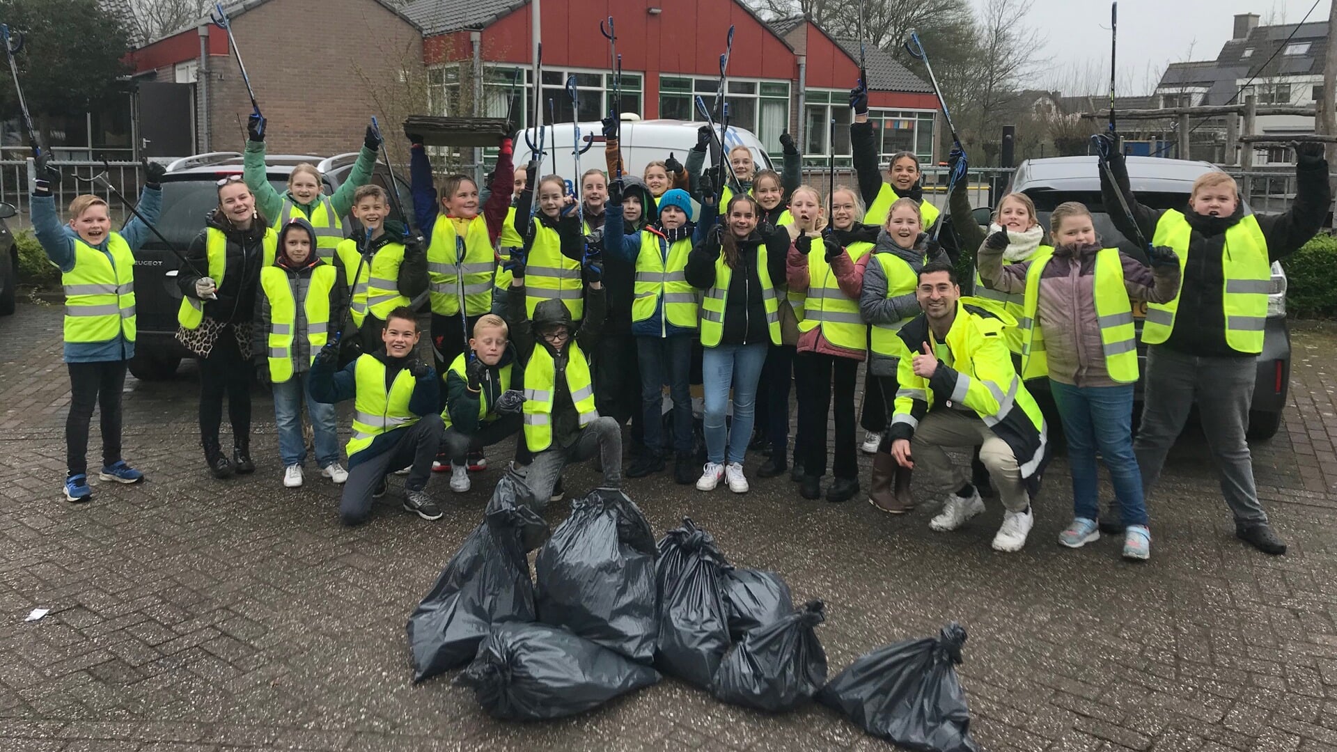 Het Weer Groot Ammers Groep 7 van de Rehobothschool in Groot-Ammers maakt hun omgeving schoon
