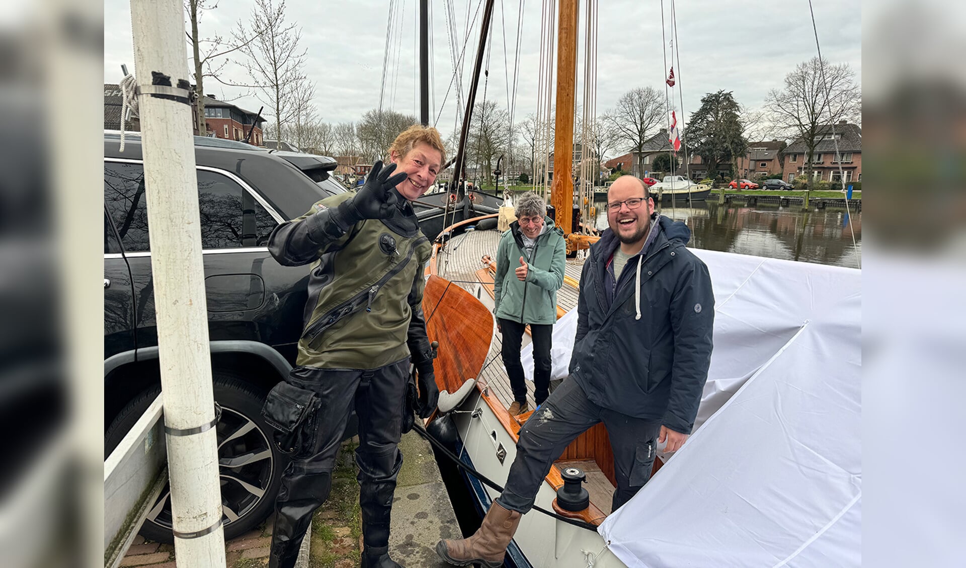 • Marja (links) van Recovery Divers dook in het water van de haven in Woerden en wist de autosleutel van Jetty te vinden.