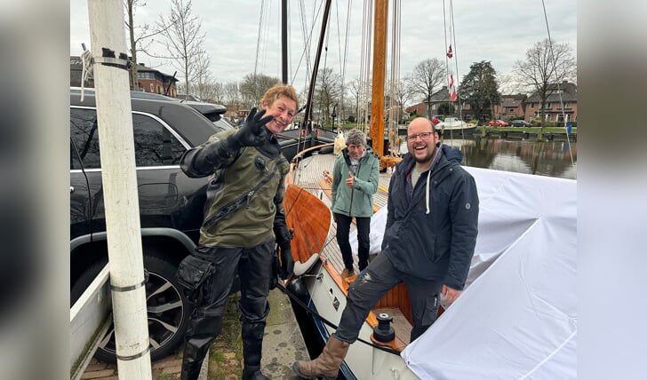 • Marja (links) van Recovery Divers dook in het water van de haven in Woerden en wist de autosleutel van Jetty te vinden.